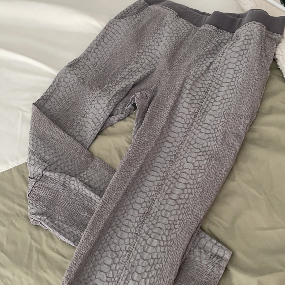 Soft Surroundings ~ Snake print leggings Grey